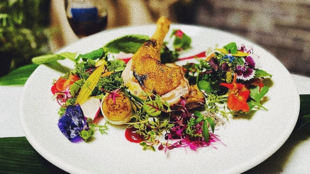 お皿の上にきれいに盛り付けられた料理の写真