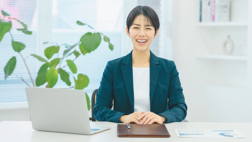 スーツを着た笑顔のビジネスウーマン