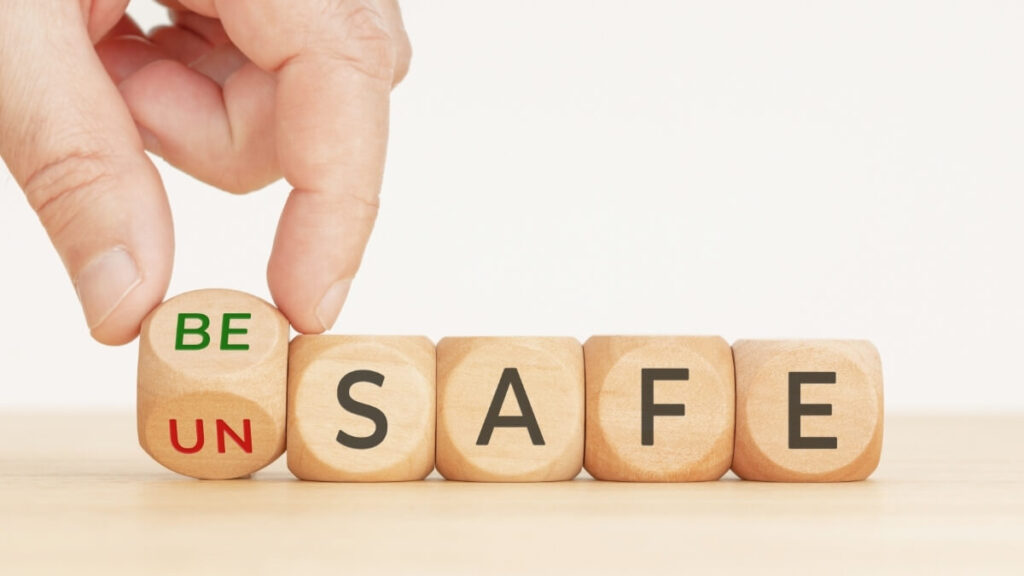 「BE SAFE」の文字が入った画像