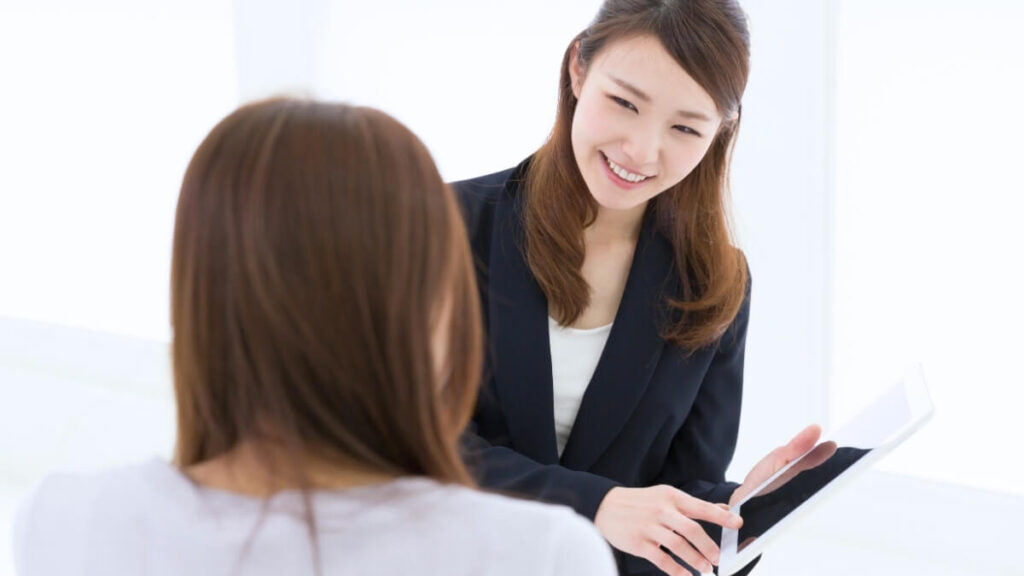 接客中の女性店員