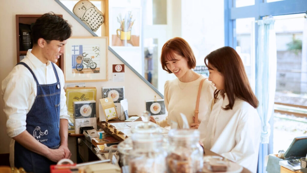 カフェで接客を受けて笑顔になっている女性