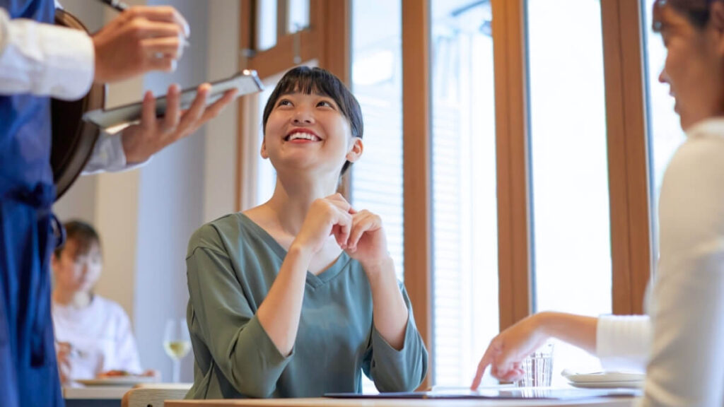 接客を受けて笑顔になっている若い女性