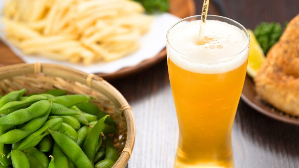 ビールと枝豆などの一品料理の画像