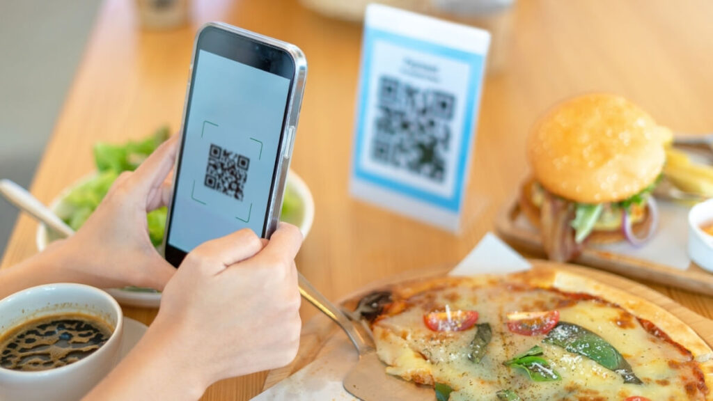 飲食店のQRコードにスマホのカメラを向けている画像