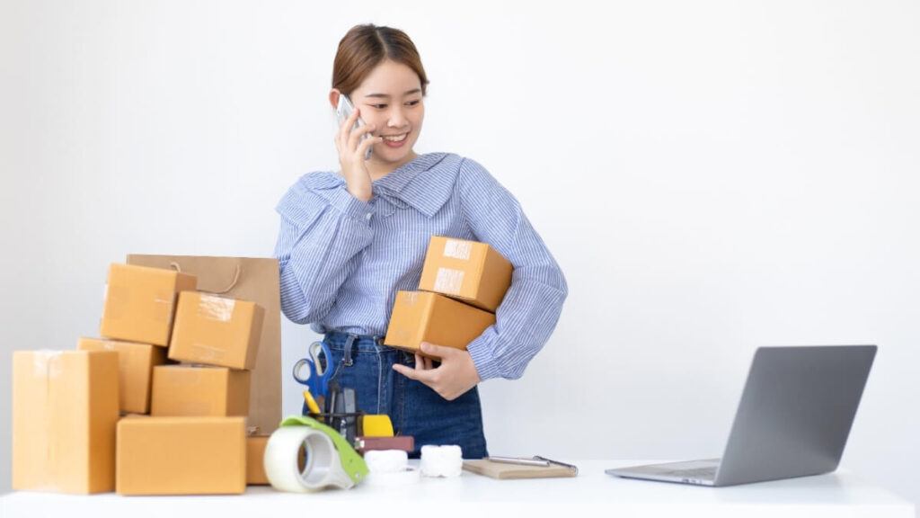 売れてる商品の梱包対応をしている女性のイメージ画像