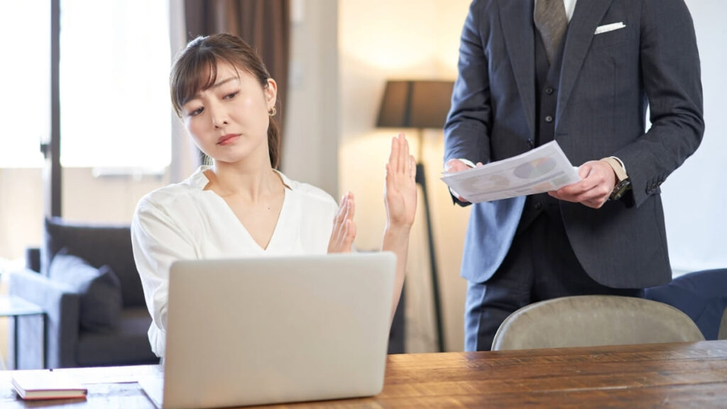 提案資料を拒否している女性担当者の画像