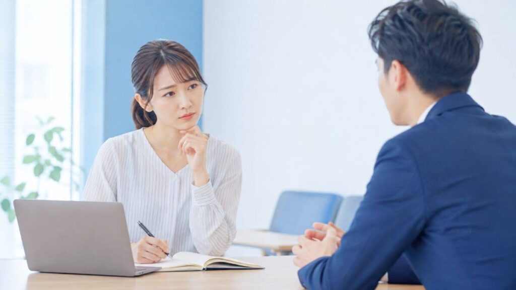 商談の場で困っている女性フリーランスの様子