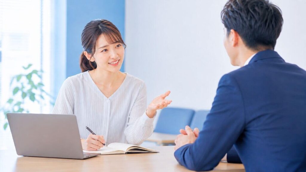 商談の場で笑顔で提案している女性フリーランスの様子